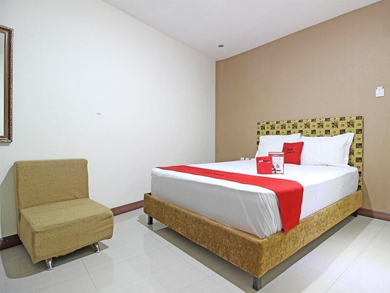RedDoorz near UNS Solo Hotel Buitenkant foto
