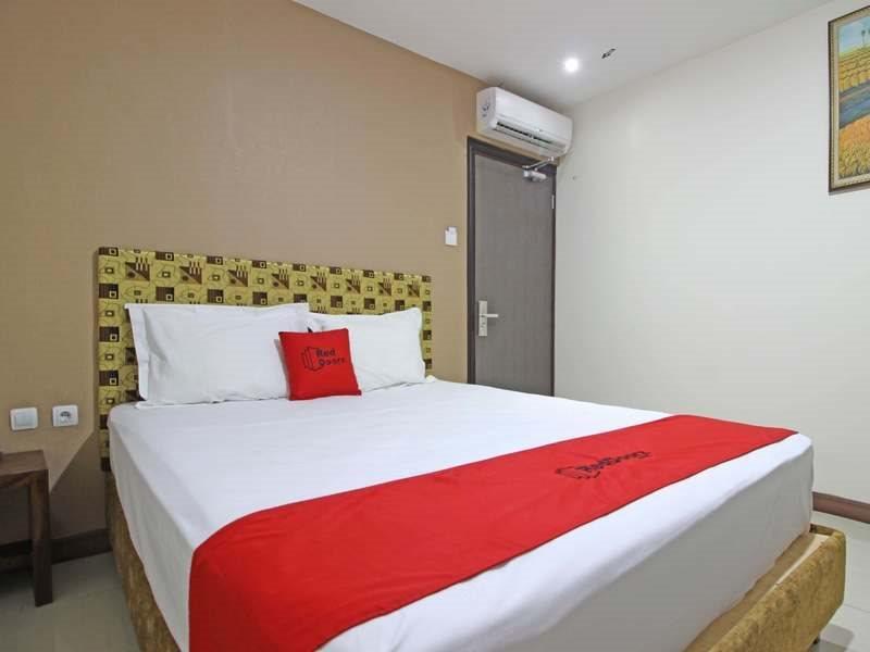 RedDoorz near UNS Solo Hotel Buitenkant foto