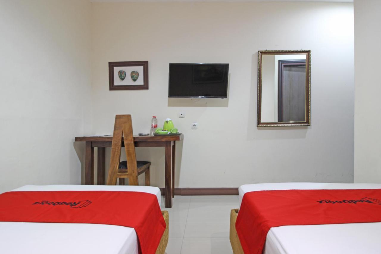 RedDoorz near UNS Solo Hotel Buitenkant foto